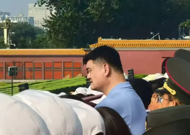 九三阅兵现姚明身影：卸下篮协重担后，他的笑容多了许多